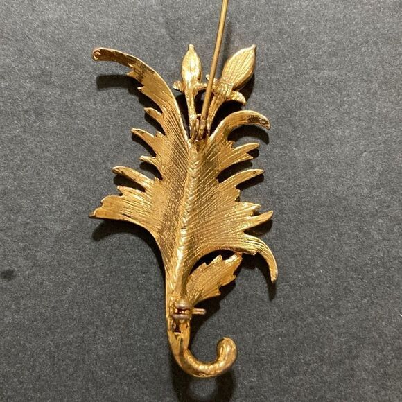 Brooch vintage gold tone leaf with crystals - Picture 2 of 4